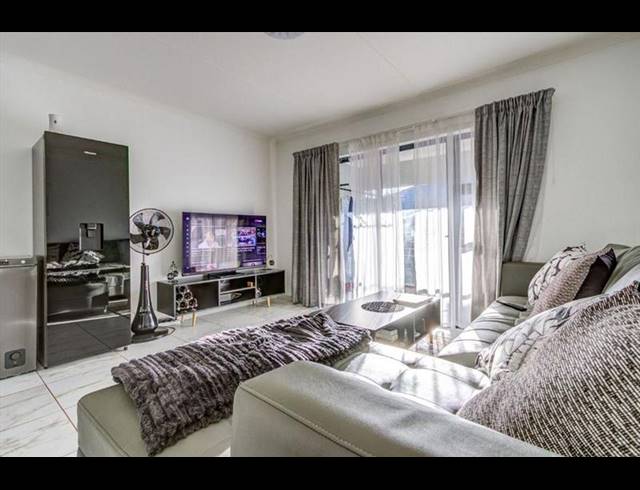 2 BEDROOM TOWNHOUSE FOR SALE IN POMONA